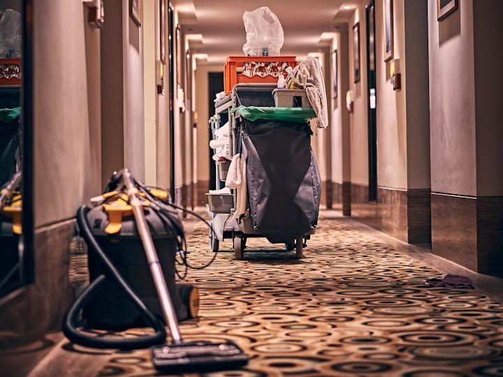 Reinigungswagen und Staubsauger auf einem Hotelgang mit Teppichboden.
Reinigungsdienst Wangen Allgäu